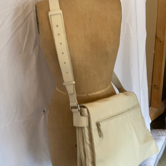 Kenneth Cole Messenger Bag - Picture 2 of 9